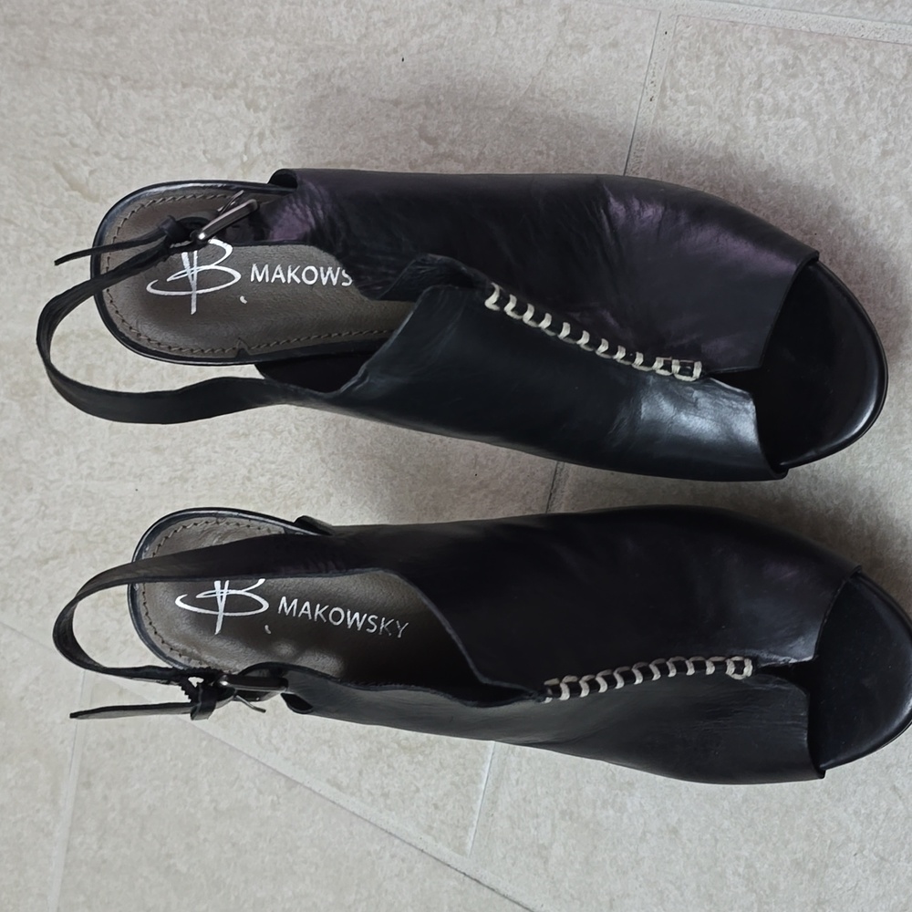 B Makowsky BMISLA Perp Toe Leather Platform Heels